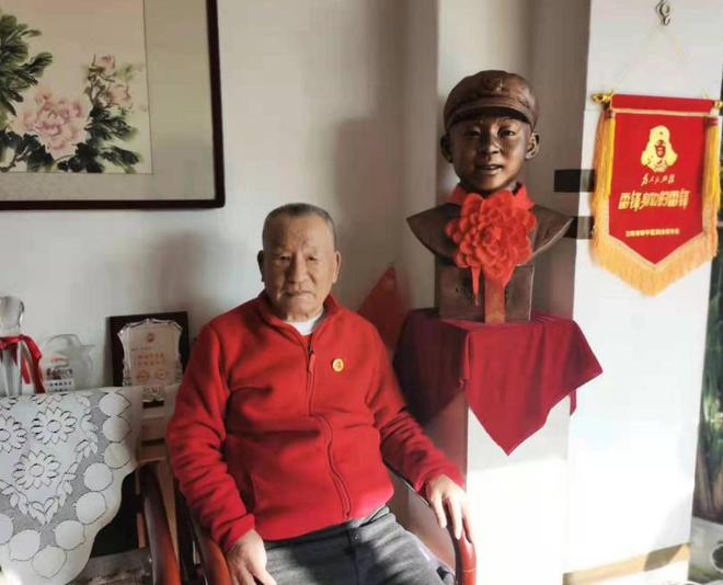 被打耳光事后：班长在的话也会支持我凯发体育赞助雷锋战友乔安山做好事却(图4)